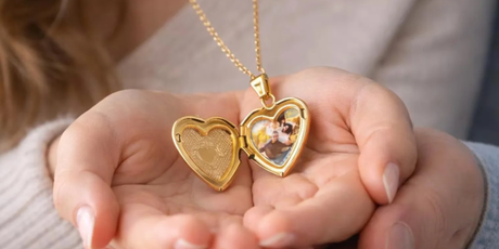 Comment s'appelle un pendentif avec une photo ? Découvrez les noms et variantes