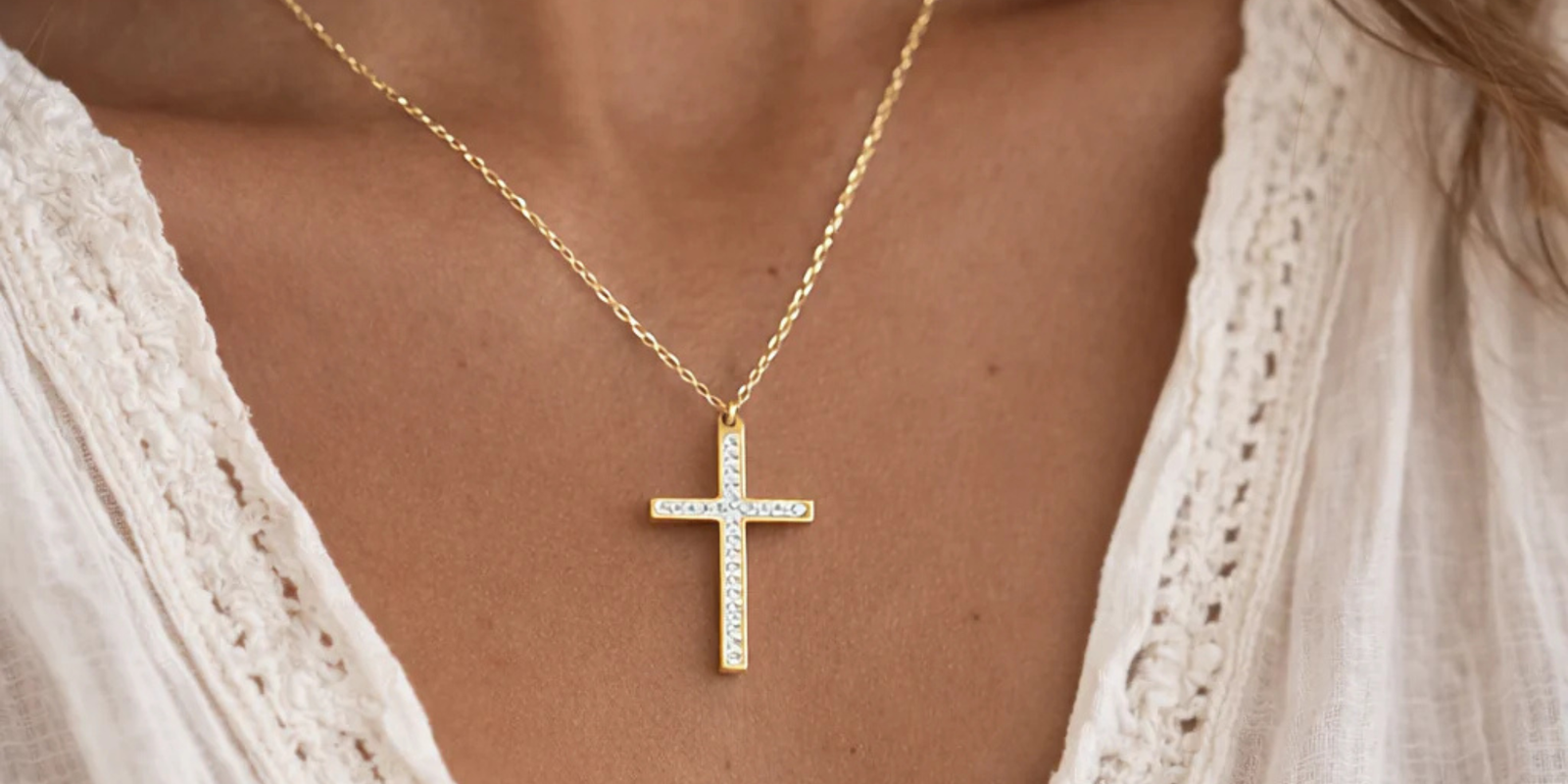 Peut-on porter un collier avec une croix ?
