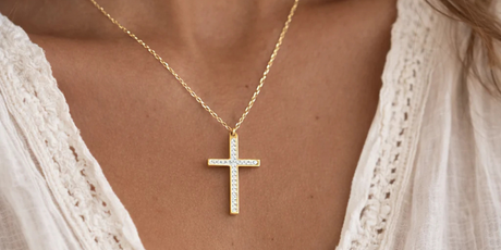Peut-on porter un collier avec une croix ?